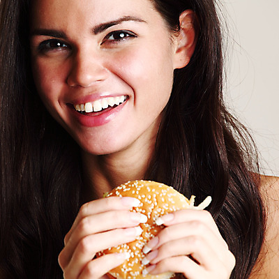 포토 JPG 해외이미지 백인 1 손 여자 얼굴 음식 다이어트 갈색머리 샌드위치 건강 한명 사람 성인 옆모습 식사 저녁식사 햄버거 흰색 잡기 오픈 입 먹기 배고픔 피부 속도 롤 토막 내추럴 점심식사 고립 번 치즈버거 해로움 해외202004 해외202105 해외포토 서양인 헤어스타일 빵 뷰포인트 컬러 컨셉 모션 패스트푸드 신체부위 파일형식