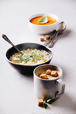 포토 JPG 해외이미지 그릇 실내 사람없음 컵 숟가락 수프 흰배경 야채수프 크루통 해외202004 해외포토 식기 빵 백그라운드 수저 내부 흰색 파일형식