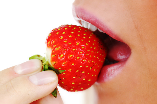 포토 JPG 해외이미지 손 응시 여자 산업 얼굴 음식 다이어트 과일 손가락 자연 딸기 건강 한명 미소 성인 빨간색 여름 금발 섹시 주스 립스틱 신선 최고 뜨거움 입 닫기 달콤 맛 치아 손톱 혀 먹기 배고픔 피부 입술 만들기 토막 프랑스어 해외202004 해외202105 해외포토 문자 1 헤어스타일 시선 계절 음료 컬러 컨셉 모션 표정 사람 신체부위 화장품 소화기관 생태계 파일형식