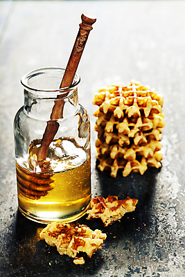 포토 JPG 해외이미지 유리병 실내 사람없음 쌓기 달콤 나무바닥 꿀 와플 꿀단지 허니디퍼 해외202004 해외포토 모션 병_용기 디저트 바닥 내부 도구 맛 파일형식