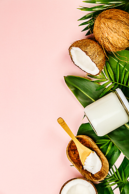 포토 JPG 해외이미지 유리병 사람없음 하이앵글 피부관리 코코넛 나무숟가락 나무그릇 열대잎 코코넛오일 분홍색배경 해외202004 해외포토 그릇 뷰포인트 분홍색 백그라운드 잎 과일 병_용기 목재 뷰티 숟가락 오일_음식 파일형식