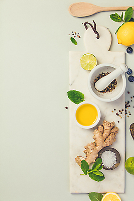 포토 JPG 해외이미지 도마 사람없음 하이앵글 올리브오일 레몬 민트 블루베리 소금 종지 라임 절구 후추 생강 나무숟가락 나무그릇 절굿공이 카피스페이스 초록배경 해외202004 해외포토 그릇 뷰포인트 백그라운드 채소 과일 주방용품 목재 초록색 숟가락 공백 도구 기름_음식 허브 향신료 파일형식