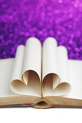 포토 JPG 해외이미지 종이 백그라운드 사랑 사람없음 책 보라색 낭만 하트 카피스페이스 해외202004 해외202105 해외포토 모양 감정 컬러 컨셉 공백 파일형식