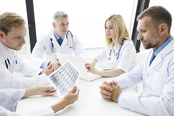 포토 JPG 해외이미지 백인 직업 응시 남자 통신 청진기 탁자 함께함 엑스레이 건강 병원 대화 사람 앉기 여러명 사무실 약 환자 의사 작업 체험 분석 뇌 돌봄 방사선 해외202004 해외202105 해외포토 서양인 시선 가구 다수 컨셉 비즈니스 의학 의료기기 모션 말하기 의료진 파일형식