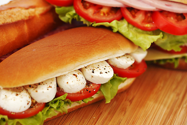 포토 JPG 해외이미지 음식 잎 토마토 탁자 치즈 패스트푸드 샌드위치 사람없음 빨간색 소풍 식사 시골 반지 큼 자르기 잠수함 유기농 올리브 햄 후추 덩어리 모짜렐라치즈 번 살라미 양발 편육 해로움 후보 맛있는 해외202004 해외202105 해외포토 식물 웰빙 열매 빵 컬러 가구 컨셉 채소 장신구 모션 유제품 육류 야외활동 인스턴트 크기 향신료 파일형식