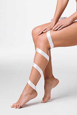 포토 JPG 해외이미지 모양 여자 리본 백그라운드 컨셉 신체 맨발 건강 한명 치료 고통 터치 흰색 신선 매끈함 누드 날씬함 피부 순수 피부관리 정맥 돌봄 물리치료 바디케어 벌거벗은 양발 완벽 위생관리 제모 완전 해외202004 해외202105 해외포토 1 감정 컬러 의학 모션 발 관리 사람 신체부위 뷰티 감각 몸매 혈관 파일형식