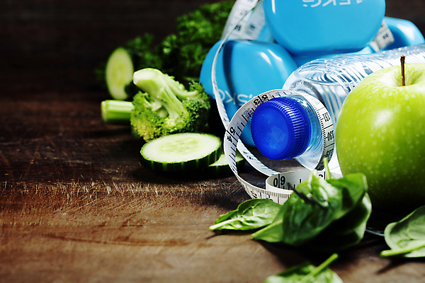 포토 JPG 해외이미지 잎 다이어트 오이 줄자 사람없음 아령 사과 브로콜리 물병 오브젝트 나무바닥 해외202004 해외포토 식물 채소 과일 바닥 자 건강 물통 파일형식