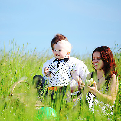 포토 JPG 해외이미지 라이프스타일 공원 여자 남자 딸 행복 아들 어린이 음식 가족 관계 자연 엄마 휴식 갈색머리 함께함 사랑 미소 사람 앉기 소년 초원 성인 야외 세명 초록색 여름 부모 소풍 식사 봄 표현 아빠 먹기 주말 해외202004 해외202105 해외포토 헤어스타일 계절 공공시설 감정 컬러 컨셉 모션 표정 생활 야외활동 생태계 파일형식