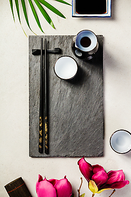 포토 JPG 해외이미지 스튜디오촬영 식기 꽃 잎 젓가락 실내 사람없음 하이앵글 석판 플랫레이 해외202004 해외포토 식물 뷰포인트 수저 내부 플랫 파일형식