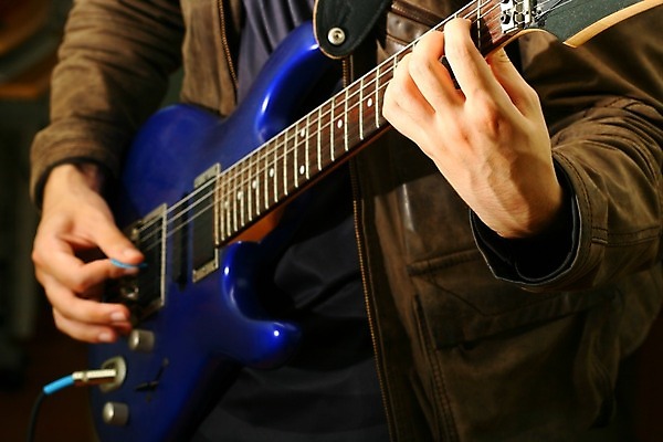 포토 JPG 해외이미지 남자 줄 노래 손가락 놀이 관리 사랑 미술 사람 사람없음 목재 파란색 화목 콘서트 연주자 음악가 도구 악단 클래식 극장 예술가 롤 목 팔 재즈 뮤지컬 블루스 세피아 인기 플라멩코 플레이어 스타일 해외202004 해외202105 해외포토 나무 직업 손 감정 예술 음악 컬러 컨셉 재료 문화예술 촬영기법 신체부위 공연 세계문화유산 파일형식