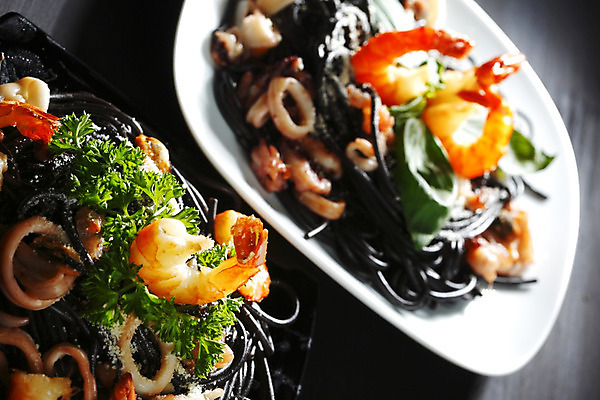 포토 JPG 해외이미지 접시 탁자 검은배경 새우 파슬리 사람없음 신선 해산물 오징어 홍합 후추 바질 오징어먹물스파게티 해외202004 오징어먹물 해외202105 해외포토 식기 가구 백그라운드 채소 어패류 연체동물 스파게티 갑각류 검은색 수중동물 향신료 파일형식