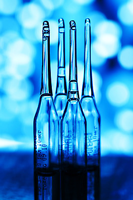 포토 JPG 해외이미지 디자인 산업 백그라운드 크리스마스 공 유리 벽지 추상 휴가 건강 사람없음 장식 물 빛 스터디 약 노란색 흰색 축하 화려 실험실 질병 상품 약국 연도 질감 주사약 테라피 조제 백신 봉인 인플루엔자 해외202004 해외202105 해외포토 자연요소 기념일 컬러 컨셉 무늬 의학 재질 실험 학습 뷰티 바이러스 만들기 파일형식