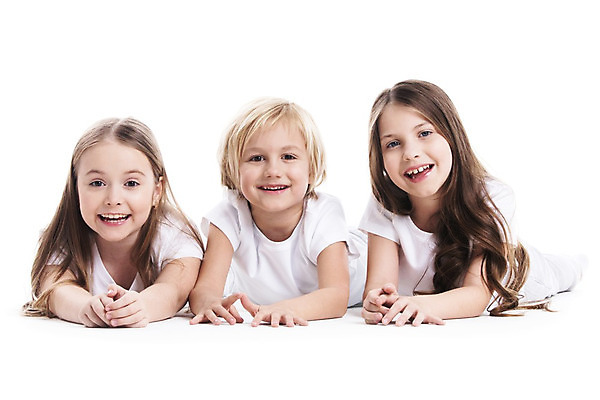 포토 JPG 해외이미지 백인 행복 어린이 백그라운드 가족 3 사람 소년 세명 쌓기 우정 기쁨 흰색 위치 언니 고립 남동생 해외202004 해외202105 해외포토 서양인 남자 감정 컬러 관계 모션 친구 자매 동생 파일형식