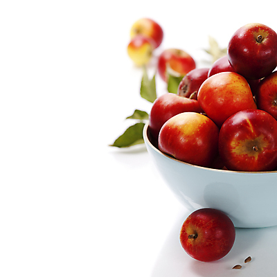 포토 JPG 해외이미지 그릇 실내 사람없음 아웃포커스 신선 사과 흰배경 담기 카피스페이스 해외202004 해외포토 식기 백그라운드 과일 모션 촬영기법 내부 공백 흰색 파일형식