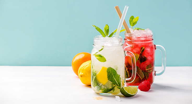 포토 JPG 해외이미지 음료 유리병 주류 빨대 사람없음 칵테일 레몬 민트 파란배경 산딸기 라임 나무숟가락 해외202004 해외포토 백그라운드 과일 병_용기 파란색 숟가락 허브 파일형식