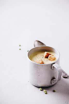 포토 JPG 해외이미지 실내 사람없음 컵 숟가락 수프 흰배경 야채수프 크루통 크림스프 해외202004 해외포토 식기 빵 백그라운드 수저 내부 흰색 파일형식