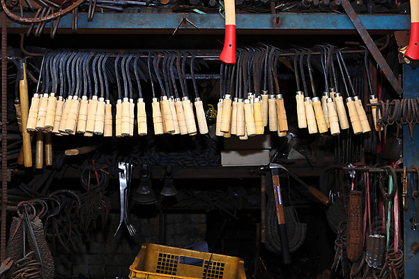 포토 JPG 한국문화 한국전통 전통 전통문화 선반 사람없음 금속 기구 도구 공구 제조 농기구 제조업 낫 걸림 대장간 호미 국내포토 동양문화 산업 문화 가구 농업 모션 재질 한국 파일형식