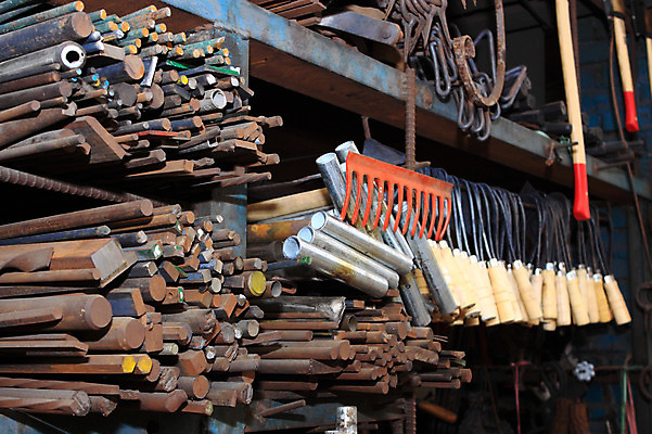 포토 JPG 한국문화 한국전통 전통 전통문화 선반 사람없음 금속 기구 도구 공구 제조 철 제조업 낫 걸림 대장간 국내포토 동양문화 산업 문화 가구 모션 재질 한국 파일형식