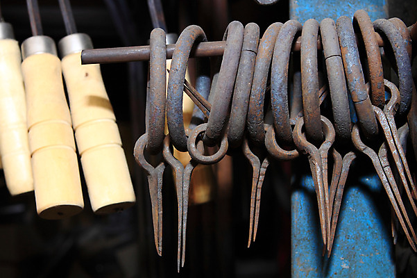 포토 JPG 한국문화 한국전통 전통 전통문화 사람없음 금속 기구 도구 공구 제조 문고리 제조업 걸림 대장간 국내포토 동양문화 산업 문화 모션 재질 한국 문 파일형식