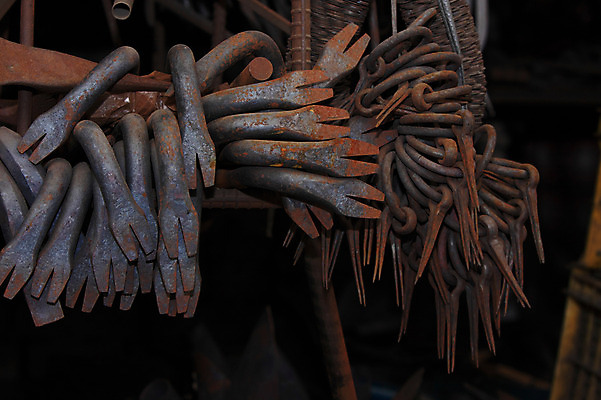 포토 JPG 한국문화 한국전통 전통 전통문화 선반 사람없음 금속 기구 도구 공구 제조 문고리 제조업 걸림 대장간 국내포토 동양문화 산업 문화 가구 모션 재질 한국 문 파일형식