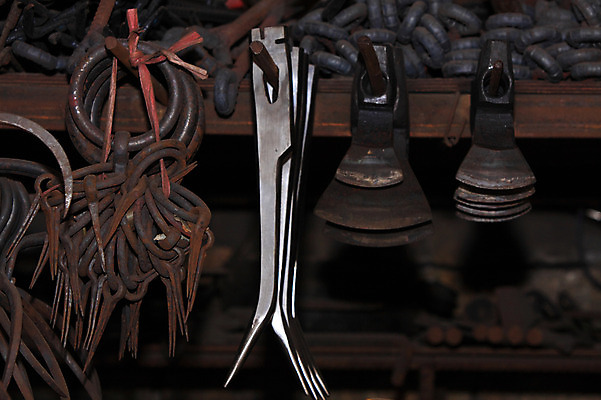 포토 JPG 한국문화 한국전통 전통 전통문화 선반 집게 사람없음 금속 기구 도구 공구 제조 문고리 제조업 걸림 대장간 국내포토 동양문화 산업 문화 가구 모션 재질 한국 문 파일형식