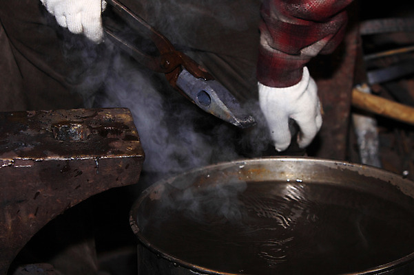 포토 JPG 한국문화 한국전통 전통 손 전통문화 장갑 집게 야외 신체부위 물 금속 기구 도구 공구 작업 작업실 제조 물통 제조업 대장간 대장장이 풀무 국내포토 자연요소 동양문화 잡화 산업 문화 재질 한국 사람 파일형식