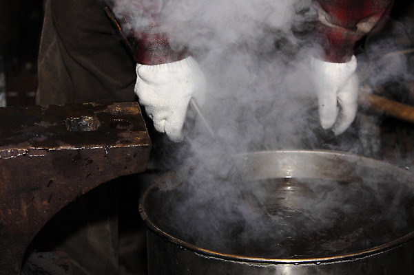포토 JPG 한국문화 한국전통 전통 전통문화 사람없음 물 금속 기구 도구 공구 작업 제조 물통 제조업 대장간 대장장이 풀무 국내포토 자연요소 동양문화 산업 문화 재질 한국 파일형식