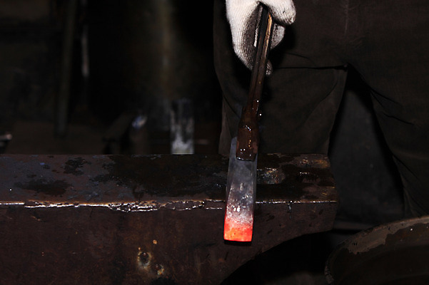 포토 JPG 한국문화 한국전통 전통 손 전통문화 장갑 야외 신체부위 금속 기구 도구 공구 작업 작업실 제조 제조업 대장간 대장장이 메질 풀무 국내포토 동양문화 잡화 산업 문화 재질 한국 사람 파일형식