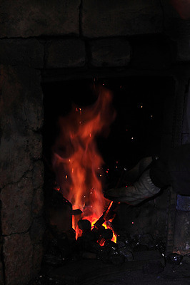 포토 JPG 한국문화 한국전통 전통 손 전통문화 장갑 불 야외 신체부위 금속 기구 도구 공구 작업 작업실 제조 제조업 달굼질 대장간 화덕 국내포토 자연요소 동양문화 잡화 산업 문화 재질 한국 사람 화로 파일형식