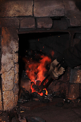 포토 JPG 한국문화 한국전통 전통 손 전통문화 장갑 야외 신체부위 금속 기구 도구 공구 작업 작업실 제조 제조업 달굼질 대장간 화덕 국내포토 동양문화 잡화 산업 문화 재질 한국 사람 화로 파일형식