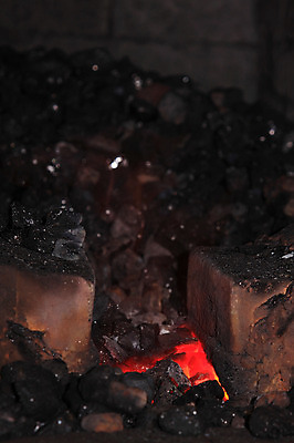 포토 JPG 한국문화 한국전통 전통 전통문화 불 사람없음 금속 기구 도구 공구 제조 숯 제조업 달굼질 대장간 국내포토 자연요소 동양문화 산업 문화 재질 한국 파일형식