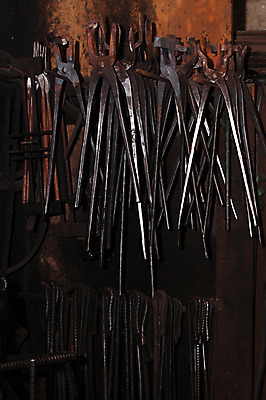 포토 JPG 한국문화 한국전통 전통 전통문화 집게 사람없음 금속 기구 도구 공구 제조 제조업 걸림 대장간 국내포토 동양문화 산업 문화 모션 재질 한국 파일형식