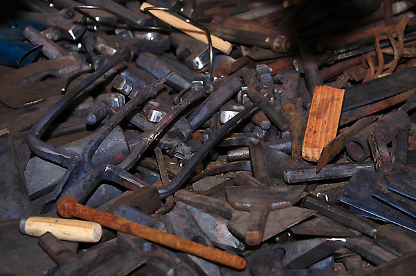 포토 JPG 한국문화 한국전통 전통 전통문화 사람없음 금속 기구 도구 공구 제조 제조업 덩어리 낫 대장간 국내포토 동양문화 산업 문화 재질 한국 파일형식