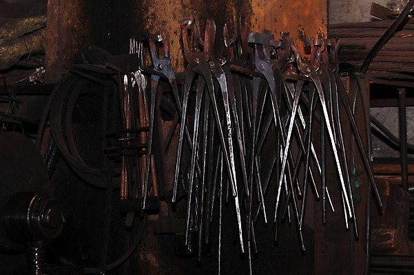 포토 JPG 한국문화 한국전통 전통 전통문화 집게 사람없음 금속 기구 도구 공구 제조 제조업 걸림 대장간 국내포토 동양문화 산업 문화 모션 재질 한국 파일형식