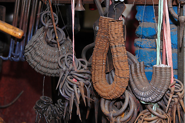 포토 JPG 한국문화 한국전통 전통 전통문화 재료 사람없음 금속 기구 도구 공구 고리 제조 철 문고리 제조업 걸림 대장간 국내포토 동양문화 산업 문화 모션 재질 한국 문 파일형식