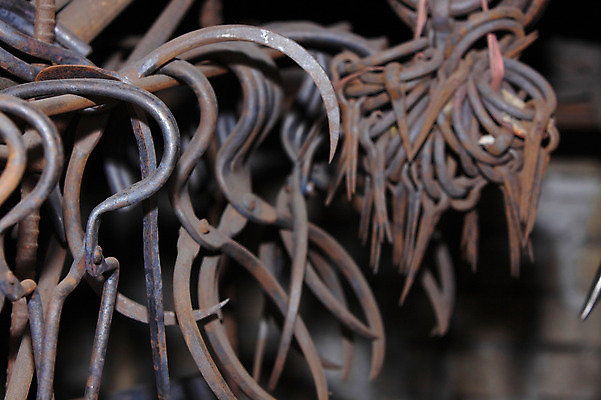 포토 JPG 한국문화 한국전통 전통 전통문화 선반 사람없음 금속 기구 도구 공구 날 고리 칼날 제조 철 제조업 낫 걸림 대장간 국내포토 동양문화 산업 문화 가구 모션 재질 한국 파일형식