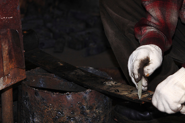 포토 JPG 한국문화 한국전통 전통 손 전통문화 장갑 야외 신체부위 금속 기구 도구 공구 작업 작업실 제조 제조업 대장간 대장장이 국내포토 동양문화 잡화 산업 문화 재질 한국 사람 파일형식