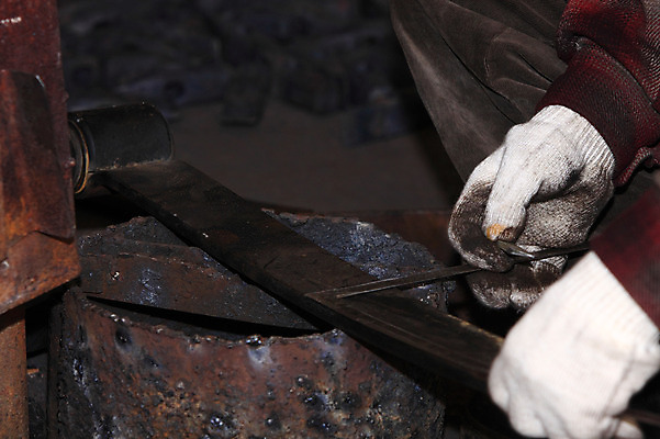포토 JPG 한국문화 한국전통 전통 손 전통문화 장갑 야외 신체부위 금속 기구 도구 공구 작업 작업실 제조 제조업 대장간 대장장이 국내포토 동양문화 잡화 산업 문화 재질 한국 사람 파일형식