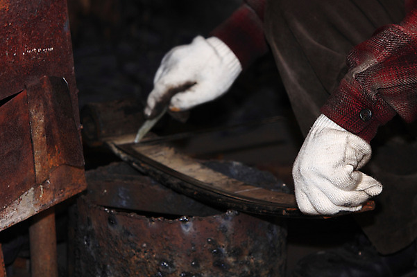 포토 JPG 한국문화 한국전통 전통 손 전통문화 장갑 야외 신체부위 금속 기구 도구 공구 작업 작업실 제조 제조업 대장간 대장장이 국내포토 동양문화 잡화 산업 문화 재질 한국 사람 파일형식