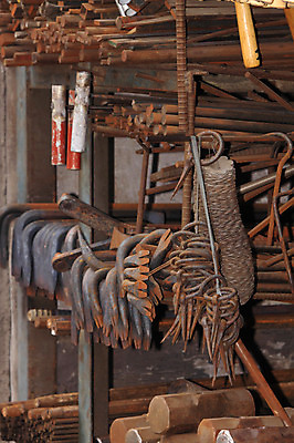 포토 JPG 한국문화 한국전통 전통 전통문화 선반 사람없음 금속 기구 도구 공구 날 고리 칼날 제조 철 문고리 봉 제조업 대장간 국내포토 동양문화 산업 문화 가구 재질 한국 문 파일형식