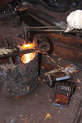 포토 JPG 한국문화 한국전통 전통 전통문화 불꽃 사람없음 금속 기구 도구 공구 작업 제조 제조업 대장간 대장장이 단조 국내포토 동양문화 산업 문화 재질 불 한국 파일형식