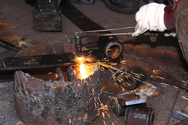 포토 JPG 한국문화 한국전통 전통 손 전통문화 장갑 불꽃 신체부위 금속 기구 도구 공구 작업 제조 제조업 대장간 대장장이 용접 단조 국내포토 동양문화 잡화 산업 문화 재질 불 한국 사람 파일형식