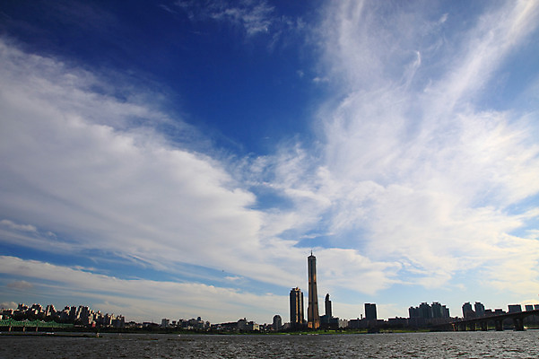 포토 JPG 주간 구름 현대건축 아시아 자연 하늘 서울 한국 풍경 빌딩 사람없음 야외 건물 강 도시풍경 맑음 고층빌딩 도시 도심 한강 63빌딩 여의도 가교 국내포토 자연요소 건축물 건축 나라 날씨 생태계 랜드마크 파일형식