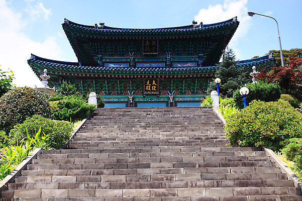 포토 JPG 주간 나무 식물 구름 한국문화 한국전통 전통 건축물 건축 아시아 종교 전통문화 문화 로우앵글 고건축 불교 종교건축 자연 종교시설 하늘 한국 풍경 사람없음 야외 건물 제주도 계단 맑음 동양건축 문화재 사찰 불당 선덕사 종교문화 국내포토 자연요소 동양문화 나라 뷰포인트 날씨 시설 생태계 파일형식 동양