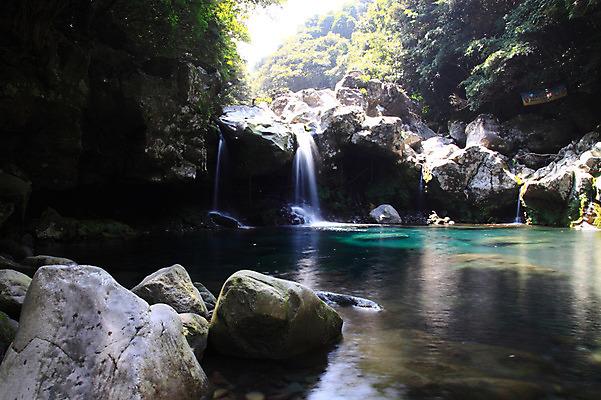포토 JPG 주간 자연 한국 물줄기 풍경 사람없음 야외 물 관광지 제주도 계곡 폭포 흐름 돌_바위 바위 급류 숲 돈내코 돈내코계곡 국내포토 자연요소 아시아 여행 컨셉 생태계 파일형식