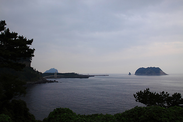 포토 JPG 주간 시설물 바다 섬 자연 한국 등대 풍경 해변 사람없음 야외 관광지 제주도 다리 가교 국내포토 자연요소 건축물 아시아 여행 생태계 파일형식