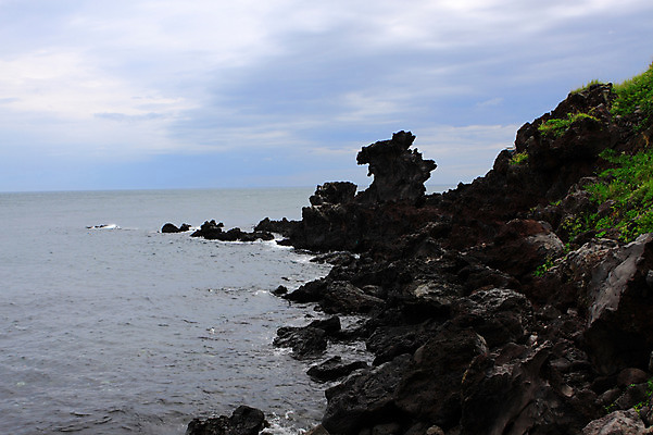 포토 JPG 주간 바다 섬 자연 한국 형상 풍경 해변 사람없음 야외 관광지 제주도 암석 돌_바위 바위 용 기암괴석 용두암 화강암 국내포토 자연요소 아시아 여행 바위_돌 생태계 파일형식