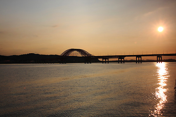 포토 JPG 주간 시설물 건축물 현대건축 건축 실루엣 아시아 자연현상 자연 서울 한국 물그림자 풍경 사람없음 야외 강 도시풍경 태양 반사 일몰 도시 한강 아치 수도 방화대교 가교 수도_도성 국내포토 자연요소 나라 촬영기법 그림자 노을 다리_건축물 생태계 랜드마크 파일형식