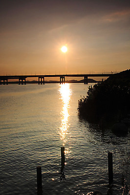 포토 JPG 주간 시설물 건축물 현대건축 건축 실루엣 아시아 자연현상 자연 서울 한국 물그림자 풍경 사람없음 야외 강 도시풍경 태양 반사 일몰 도시 한강 수도 방화대교 가교 수도_도성 국내포토 자연요소 나라 촬영기법 그림자 노을 다리_건축물 생태계 랜드마크 파일형식