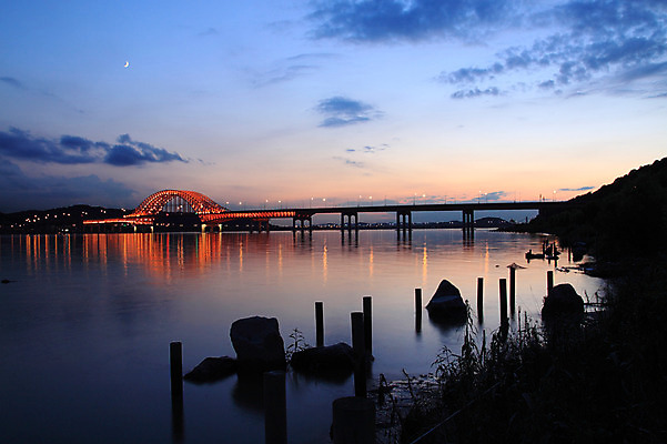 포토 JPG 구름 시설물 건축물 현대건축 건축 실루엣 아시아 야경 자연현상 자연 하늘 조명 서울 한국 물그림자 사람없음 야외 빛 강 도시풍경 반사 어둠 일몰 도시 저녁 한강 아치 수도 방화대교 가교 수도_도성 국내포토 자연요소 나라 촬영기법 그림자 풍경 노을 다리_건축물 야간 생태계 랜드마크 파일형식 풍경_경치